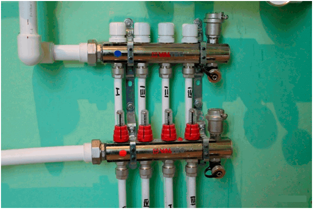 Отсутствие смесительных узлов и регуляторов температуры воды в трубе