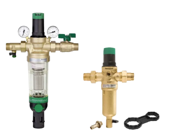 Чи часто Ви потрапляли в ситуацію, в якій спокійно приймаєте душ в квартирі, а в цей момент натиск води в крані різко підвищився? Одна з причин подібного - це коливання тиску в центральній системі водопостачання від 2,5 до 7 бар в залежності від часу доби а в пікові періоди навіть до 10 бар. Погодьтеся, це неприємно і досить незручно. Особливо коли це відбувається постійно.І щоб уникнути такої проблеми існує відмінне і недороге рішення - редуктор тиску води.Принцип його роботи досить простий, але завдання, яке він виконує допомагає знизити тиск води в системі водопостачання квартири або в приватному будинку до необхідного значення і підтримувати його, як правило це 3 бари. Для стабільного тиску потрібно встановлювати 2 редуктора на воду (якщо у Вас 2 вхідні точки, холодна і гаряча вода) і 1 редуктор якщо у Вас автономний нагрів гарячої води з одною вхідною точкою водопостачання.Трохи про технічні складових регулятора тиску води - фото №1