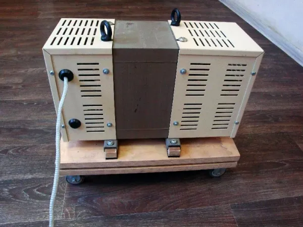 Новая электрическая техника может служить годами. Бывает, взял недавно недешевый телевизор, а он поработал несколько месяцев и внезапно сломался. Мы начинаем негодовать, обвинять производителя в недобросовестности и искать причины поломки. Но найти слабое место в самом устройстве получается не всегда, ведь проблема чаще не в нем, а в качестве сетевого тока.Украинская электросеть стабильностью не отличается. В ней чаще имеют место глубокие просадки, из-за которых электроприборы работают плохо или вообще не хотят запускаться. К внезапному выходу из строя они обычно не приводят, а постепенно ускоряют износ рабочего механизма. Но если пониженное напряжение резко скакнет, электроника этого может не выдержать. Приходится раскошеливаться на ремонт, а лучше подобрать сразу стабилизатор напряжения. Главное, только выбрать, а какую именно модель, мы расскажем дальше.Какие бывают стабилизаторы напряжения: виды, достоинства и недостаткиПод понятием нормализатора подразумевается устройство, которое устраняет искажения тока в сети, подавая подключенным потребителям чистые 220В. На самом деле существует несколько разновидностей выпрямителей, которые выполняют одну и ту же функцию, но принцип работы, технология, точность стабилизации у них абсолютно разные. Именно поэтому с каждым нужно знакомиться подробнее, чтобы понять, какой именно вариант самый подходящий.Виды стабилизаторов напряжения и их особенности: - фото №2