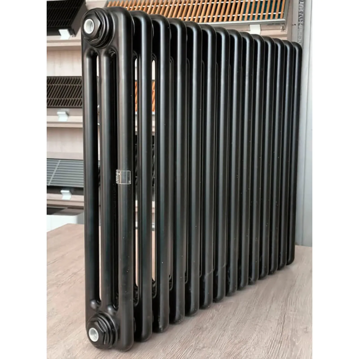 Трубчатый радиатор DeLonghi Multicolumn 570 3 колонны 10 секций RAL9005МATT (170120242463) - Фото 1