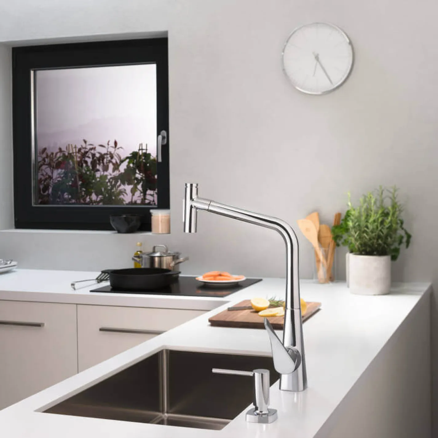 Змішувач для кухні Hansgrohe Metris Select 320 з висувним виливом Sbox (73816000) - Фото 2