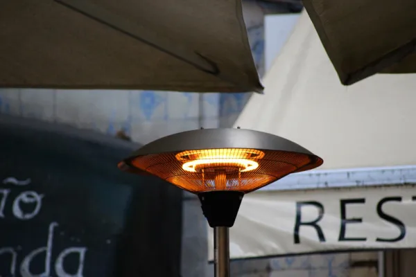 То який же вуличний обігрівач краще – газовий чи електричний?